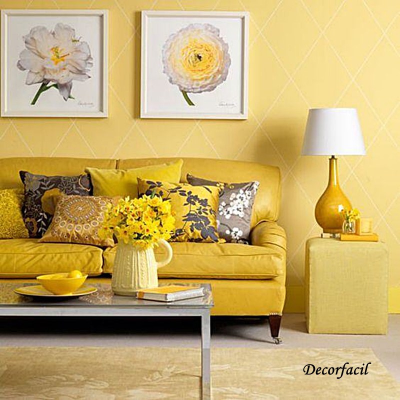 Decoração de sala com almofadas amarelas