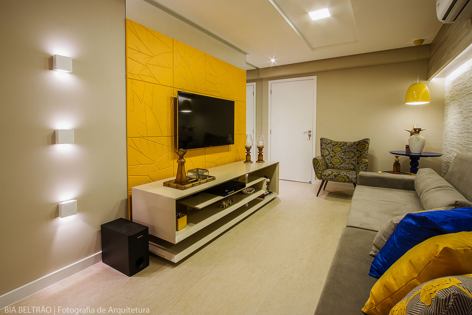 ideias de decoração sala com almofadas amarelas