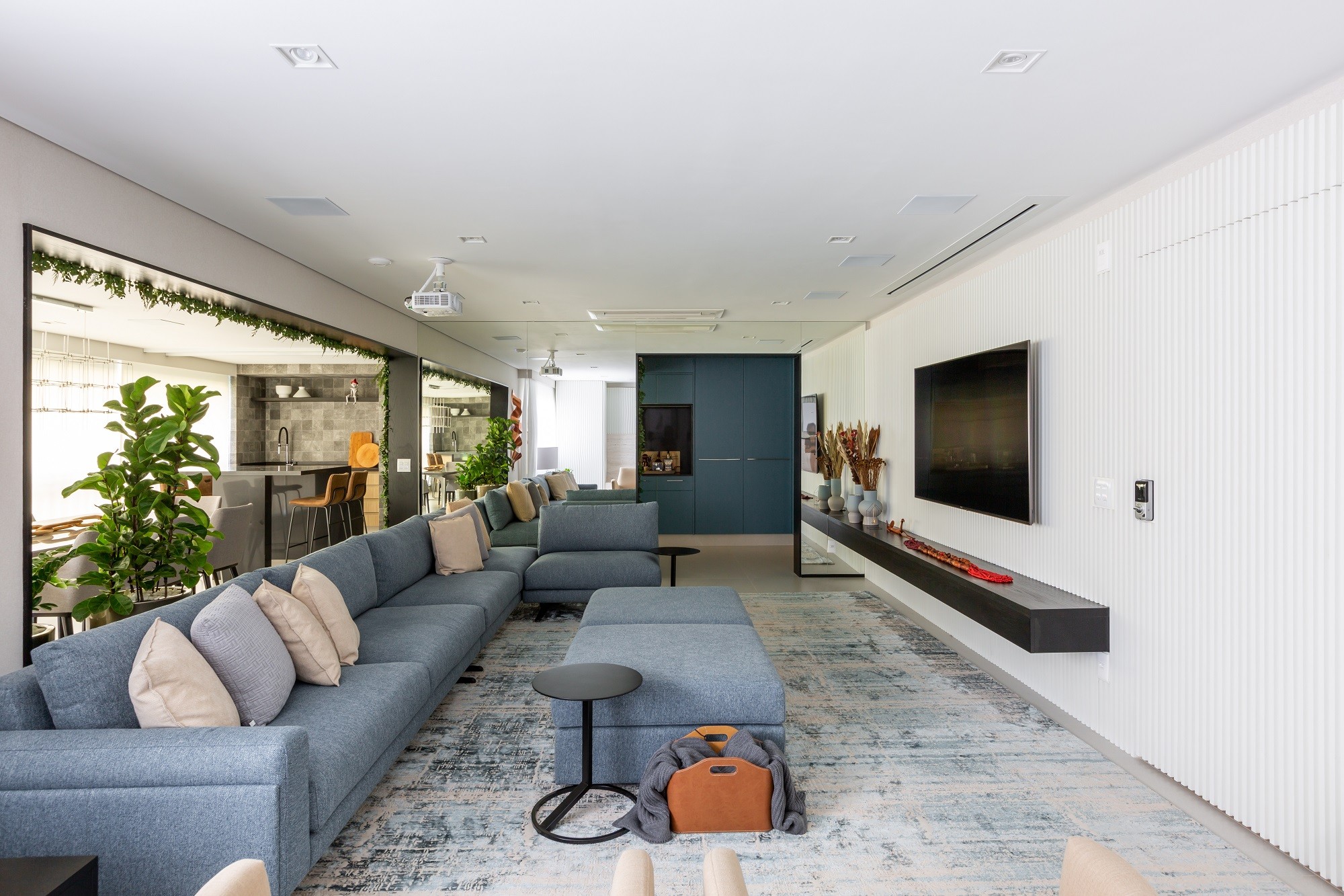 decoração de sala de tv com tapete grande