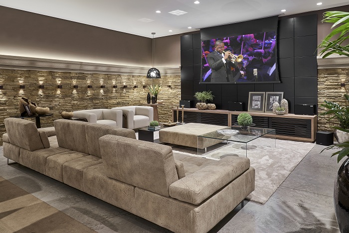 decoração de sala de tv com tapete grande