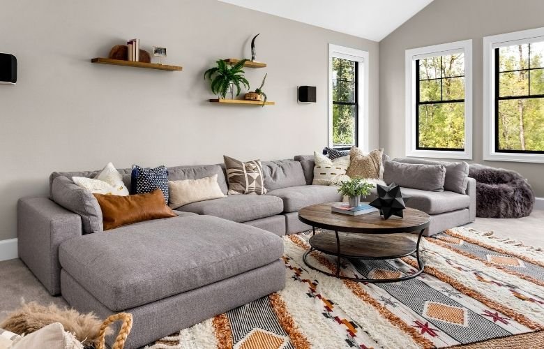 Tapetes Felpudos vs. Sintéticos: Qual o Melhor para Sua Sala de TV?