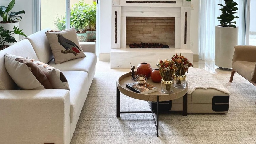 decoração de sala de tv com tapete grande