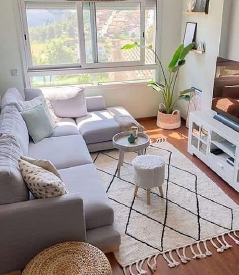 Decoração de Sala de TV: A Importância do Tapete no Conforto e Estilo