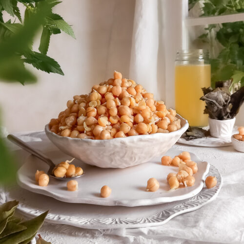 5 ideias de títulos:
1. Grão de Bico Germinado: Guia Completo para Fazer em Casa
2. Os Benefícios Incríveis do Grão de Bico Germinado para sua Saúde
3. Receitas Deliciosas com Grão de Bico Germinado: Do Cru ao Cozido
4. Desmistificando a Germinação: Passo a Passo Simples para Grão de Bico
5. Grão de Bico Germinado: Dicas Essenciais para Armazenamento e Consumo