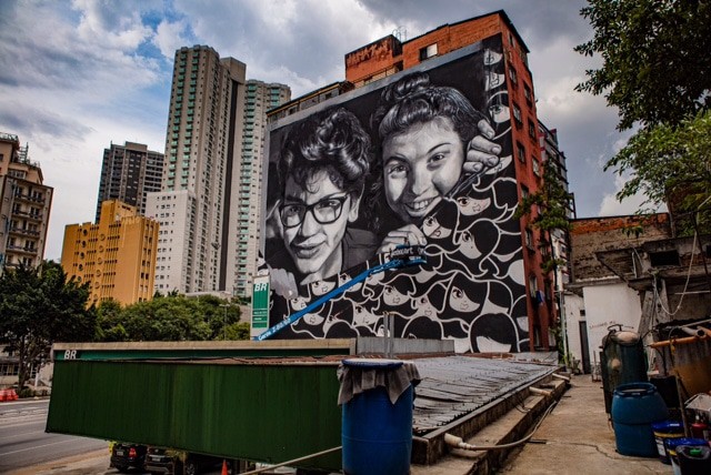 5 ideias de títulos:
1. Descubra o Beco do Batman: Um Guia Completo para o Coração do Grafite em São Paulo.
2. Os 5 Artistas de Grafite que Você Precisa Conhecer em São Paulo.
3. Grafite em São Paulo: Como a Arte Urbana Transforma Espaços Públicos.
4. Roteiro de Grafite em SP: Os Melhores Lugares para Explorar a Arte de Rua.
5. O Dia do Grafite: Celebrando a Cultura Urbana em São Paulo.