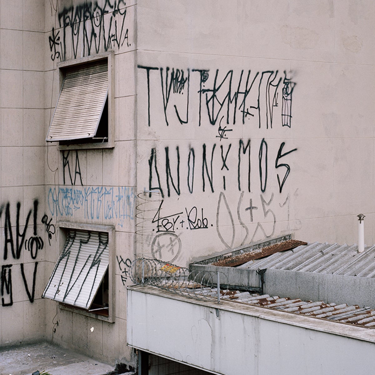 5 ideias de títulos:
1. Descubra o Beco do Batman: Um Guia Completo para o Coração do Grafite em São Paulo.
2. Os 5 Artistas de Grafite que Você Precisa Conhecer em São Paulo.
3. Grafite em São Paulo: Como a Arte Urbana Transforma Espaços Públicos.
4. Roteiro de Grafite em SP: Os Melhores Lugares para Explorar a Arte de Rua.
5. O Dia do Grafite: Celebrando a Cultura Urbana em São Paulo.