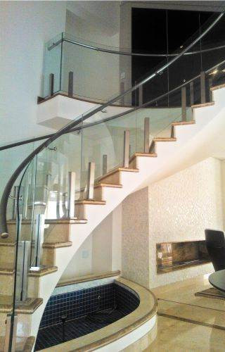 Como escolher o vidro ideal para seu guarda-corpo: laminado vs. temperado