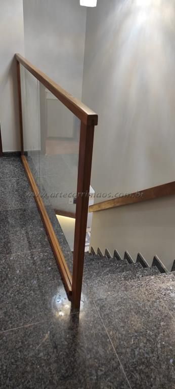 Guarda-corpo de vidro ou alumínio: Qual a melhor opção para seu projeto?