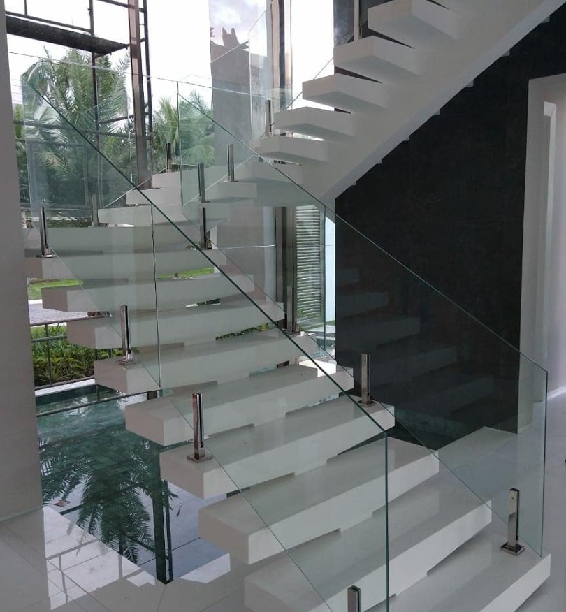 Guarda-corpo de vidro: Guia completo de modelos e sistemas de fixação