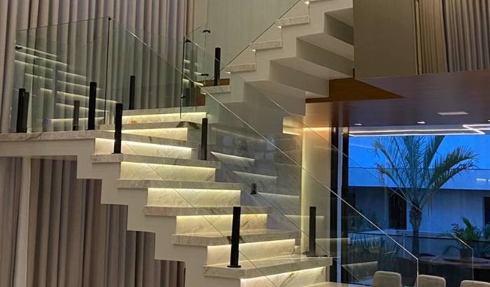 Guarda-corpo de vidro ou alumínio: Qual a melhor opção para seu projeto?