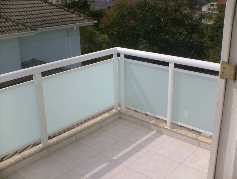 Manutenção e limpeza de guarda-corpo de vidro: Dicas para prolongar a vida útil