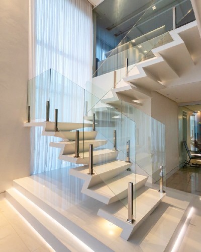 Guarda-corpo de vidro ou alumínio: Qual a melhor opção para seu projeto?