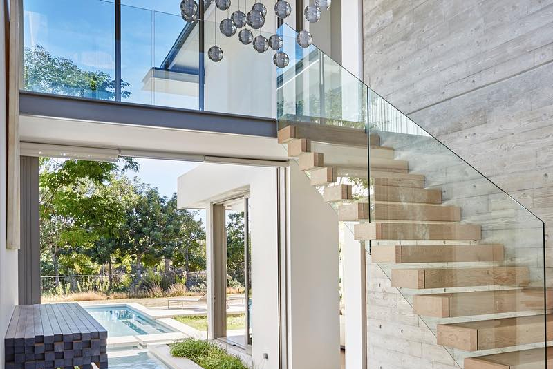 Como escolher o vidro ideal para seu guarda-corpo: laminado vs. temperado