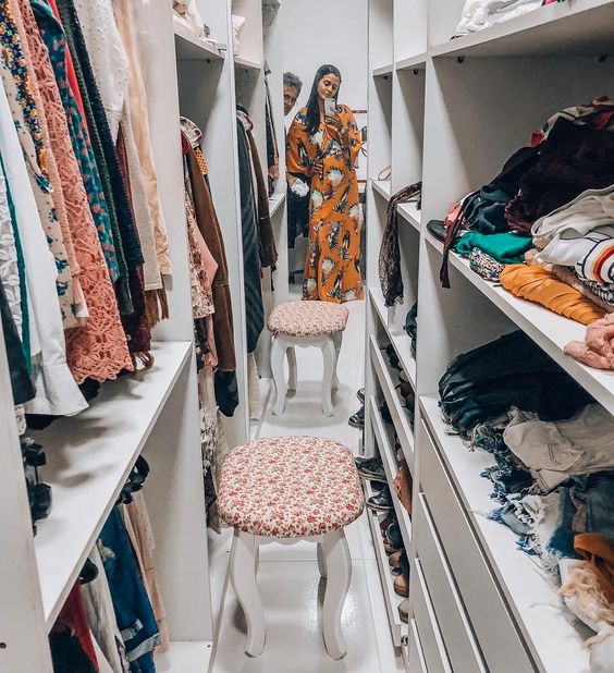 guarda roupa aberto vs closet fechado