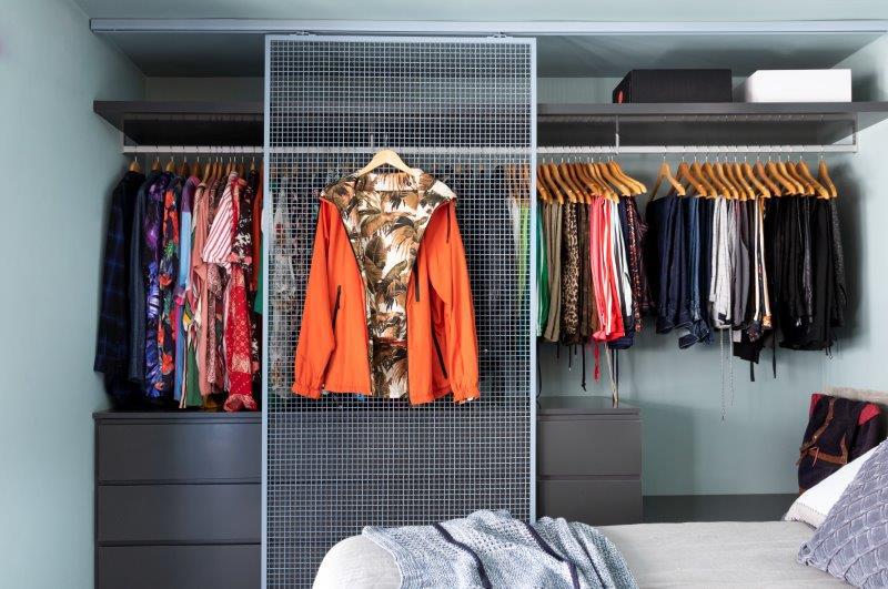 guarda roupa aberto vs closet fechado