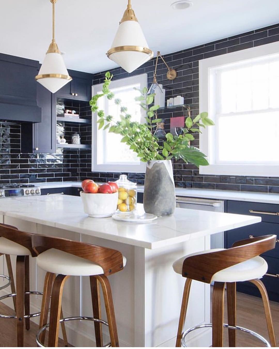 Tendências de Design para Ilhas de Cozinha em 2025: Cores e Materiais