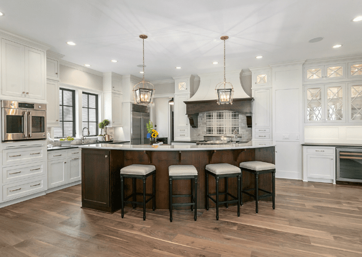 ilha de cozinha com banquetas