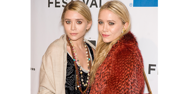 O estilo atemporal das gêmeas Olsen na Semana de Moda de Paris