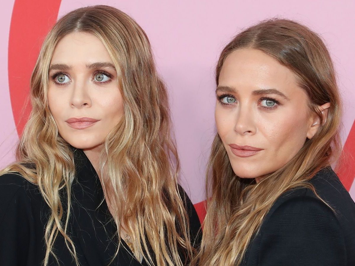 O estilo atemporal das gêmeas Olsen na Semana de Moda de Paris