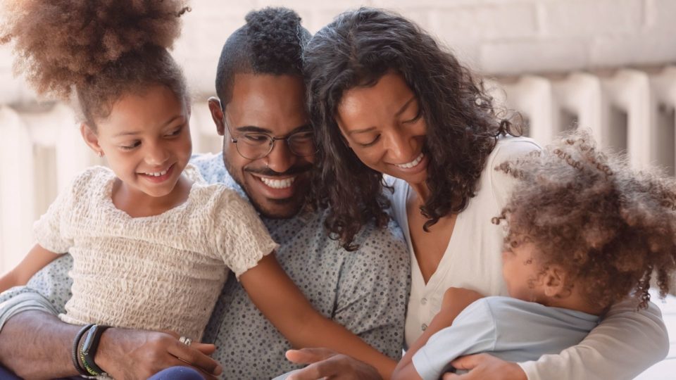 Como o Toque Físico Afeta o Desenvolvimento Emocional do Seu Filho