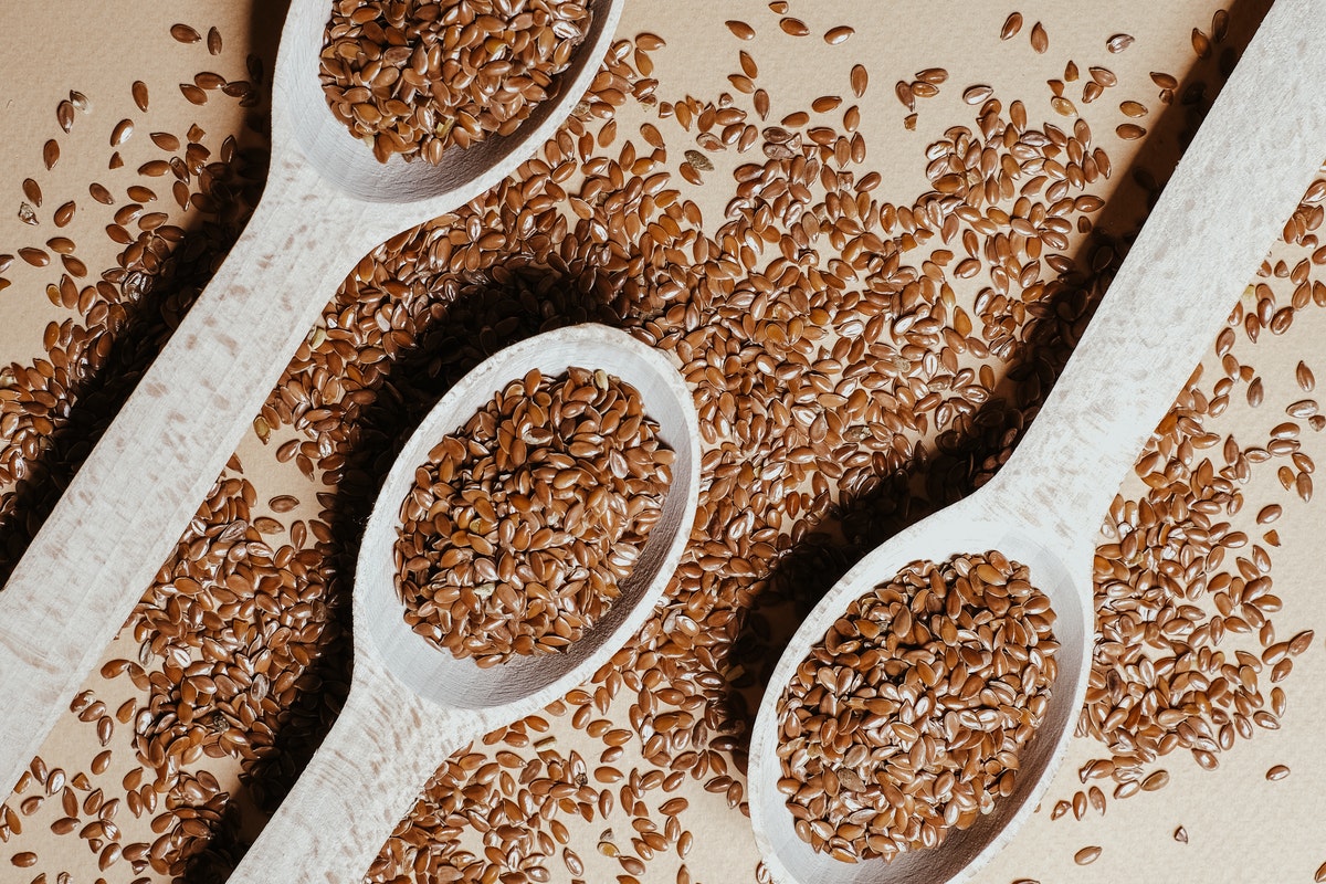 Linhaça e Amora: A Dupla Poderosa para a Saúde Óssea na Menopausa