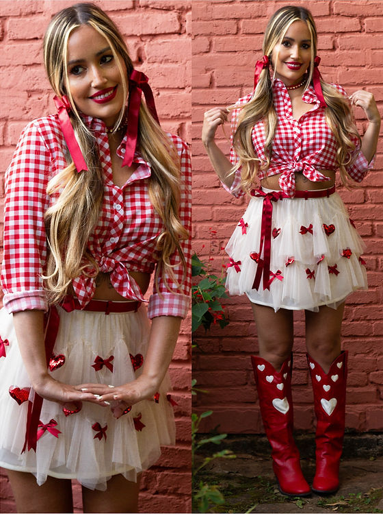 5 ideias de títulos:
1. Festa Junina 2025: As Tendências Mais Quentes para Arrasar no Arraiá!
2. Do Tradicional ao Moderno: Como Montar o Look Perfeito para a Festa Junina.
3. Dicas de Estilo: Peças-Chave para um Visual Junino Fashionista.
4. Festa Junina para Todos os Estilos: Ideias de Looks Masculinos e Femininos.
5. Beleza Junina: Maquiagem e Penteados para Complementar seu Traje.