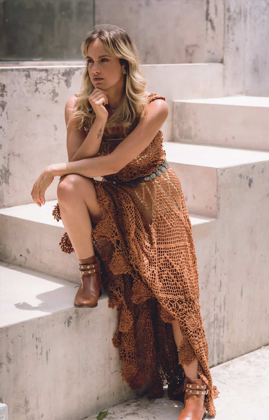 5 ideias de títulos:
1. Festa Junina 2025: As Tendências Mais Quentes para Arrasar no Arraiá!
2. Do Tradicional ao Moderno: Como Montar o Look Perfeito para a Festa Junina.
3. Dicas de Estilo: Peças-Chave para um Visual Junino Fashionista.
4. Festa Junina para Todos os Estilos: Ideias de Looks Masculinos e Femininos.
5. Beleza Junina: Maquiagem e Penteados para Complementar seu Traje.