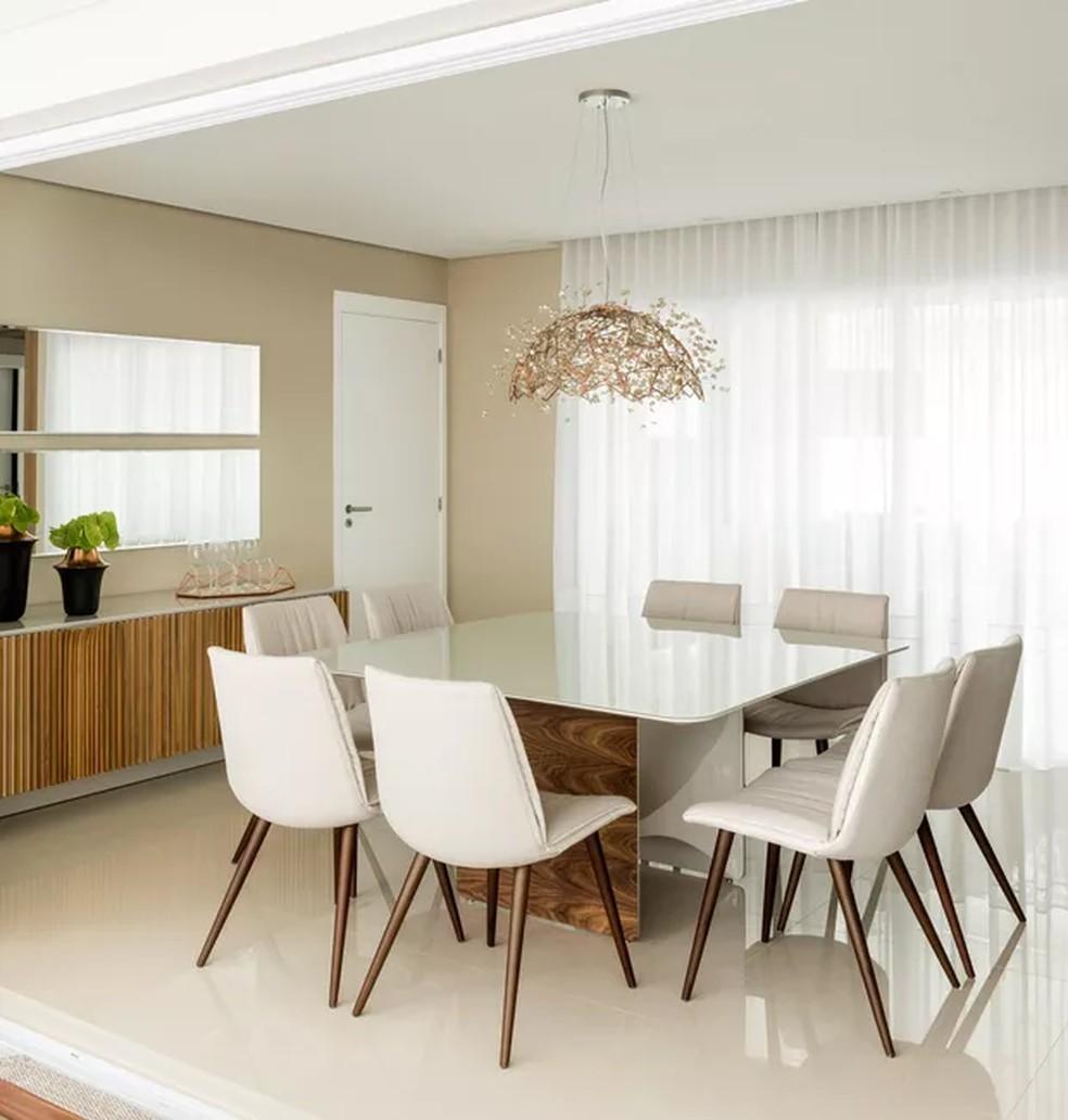 Lustres Modernos vs. Clássicos para Mesas Quadradas: Qual Escolher?