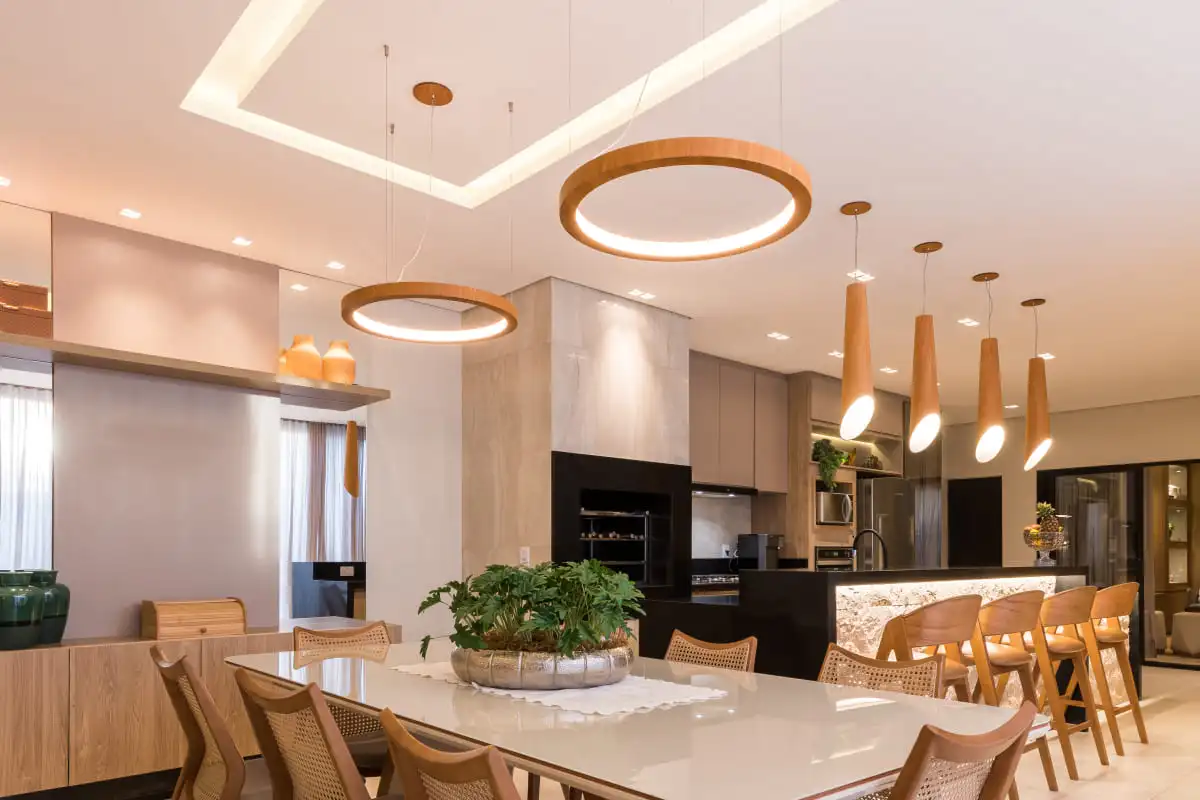 lustre pendente redondo vs linear para mesa de jantar