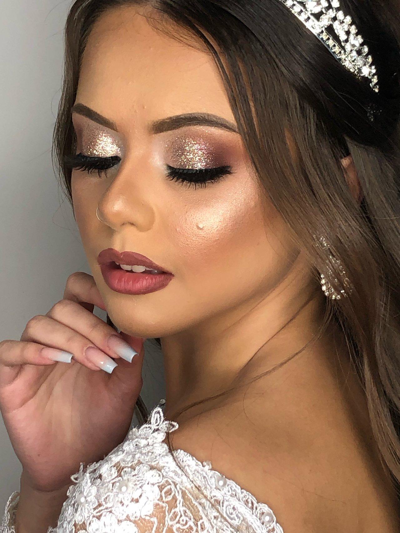 5 ideias de títulos para posts satélites:
1. Maquiagem para Madrinha: Tendências de Glow e Acabamento Natural
2. Dicas de Maquiagem para Madrinhas por Horário: Dia e Noite
3. Como Escolher a Maquiagem Perfeita para o Estilo do Casamento
4. Maquiagem para Madrinha: Cores e Técnicas que Valorizam
5. Erros Comuns na Maquiagem de Madrinha e Como Evitá-los