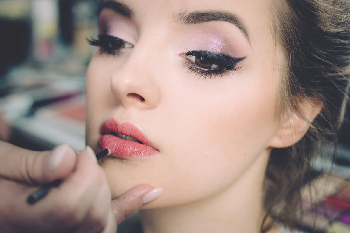 5 ideias de títulos para posts satélites:
1. Maquiagem para Madrinha: Tendências de Glow e Acabamento Natural
2. Dicas de Maquiagem para Madrinhas por Horário: Dia e Noite
3. Como Escolher a Maquiagem Perfeita para o Estilo do Casamento
4. Maquiagem para Madrinha: Cores e Técnicas que Valorizam
5. Erros Comuns na Maquiagem de Madrinha e Como Evitá-los
