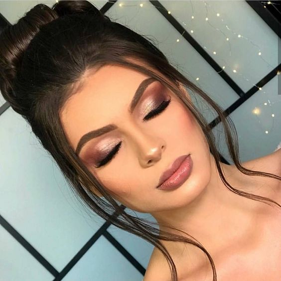 5 ideias de títulos para posts satélites:
1. Maquiagem para Madrinha: Tendências de Glow e Acabamento Natural
2. Dicas de Maquiagem para Madrinhas por Horário: Dia e Noite
3. Como Escolher a Maquiagem Perfeita para o Estilo do Casamento
4. Maquiagem para Madrinha: Cores e Técnicas que Valorizam
5. Erros Comuns na Maquiagem de Madrinha e Como Evitá-los