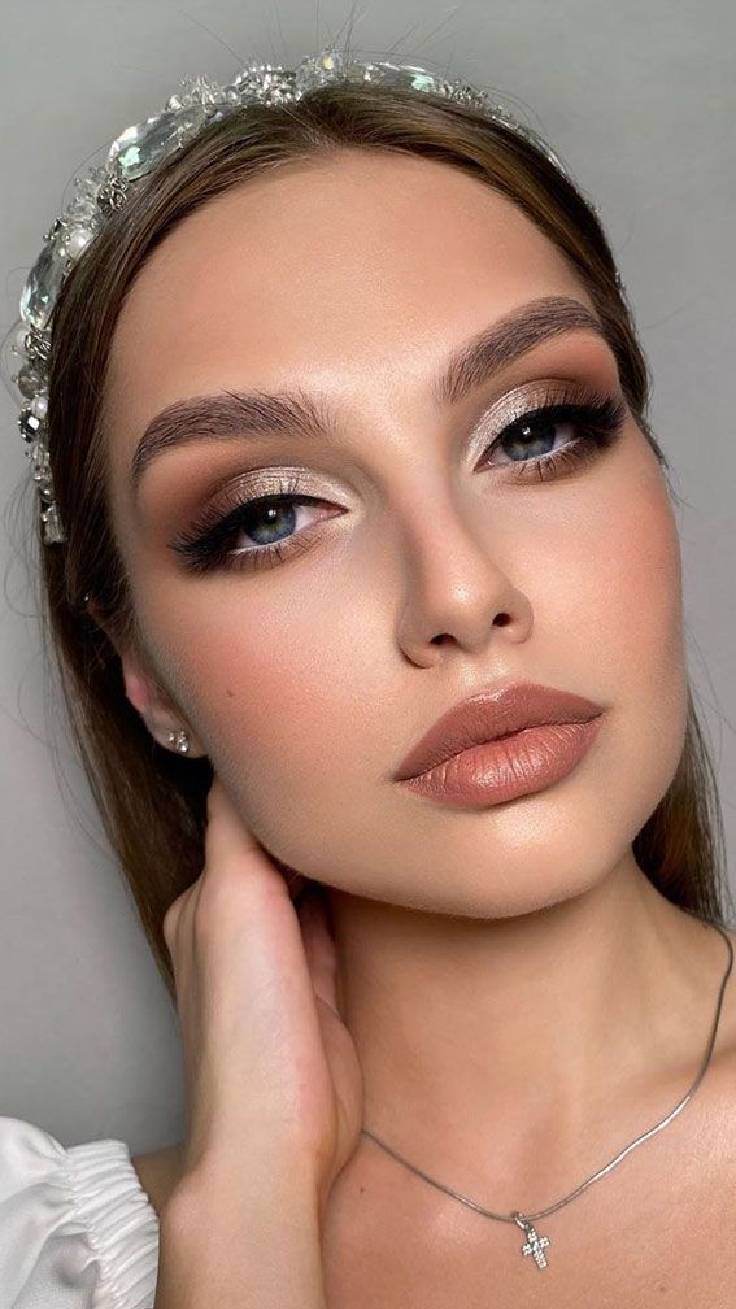 5 ideias de títulos para posts satélites:
1. Maquiagem para Madrinha: Tendências de Glow e Acabamento Natural
2. Dicas de Maquiagem para Madrinhas por Horário: Dia e Noite
3. Como Escolher a Maquiagem Perfeita para o Estilo do Casamento
4. Maquiagem para Madrinha: Cores e Técnicas que Valorizam
5. Erros Comuns na Maquiagem de Madrinha e Como Evitá-los