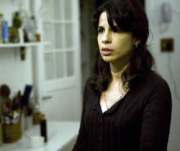 Além das Telas: Os Livros e Colunas de Maria Ribeiro que Você Precisa Conhecer