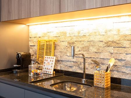 Transforme Seu Bar com Fitas LED Inteligentes: Controle por Voz e Música