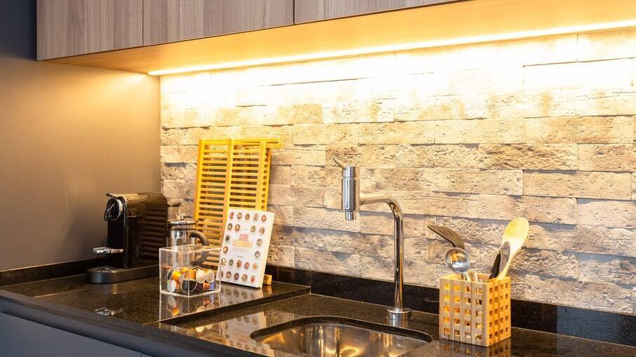 Fita LED RGB vs RGBW: Qual a Melhor para o Seu Bar?