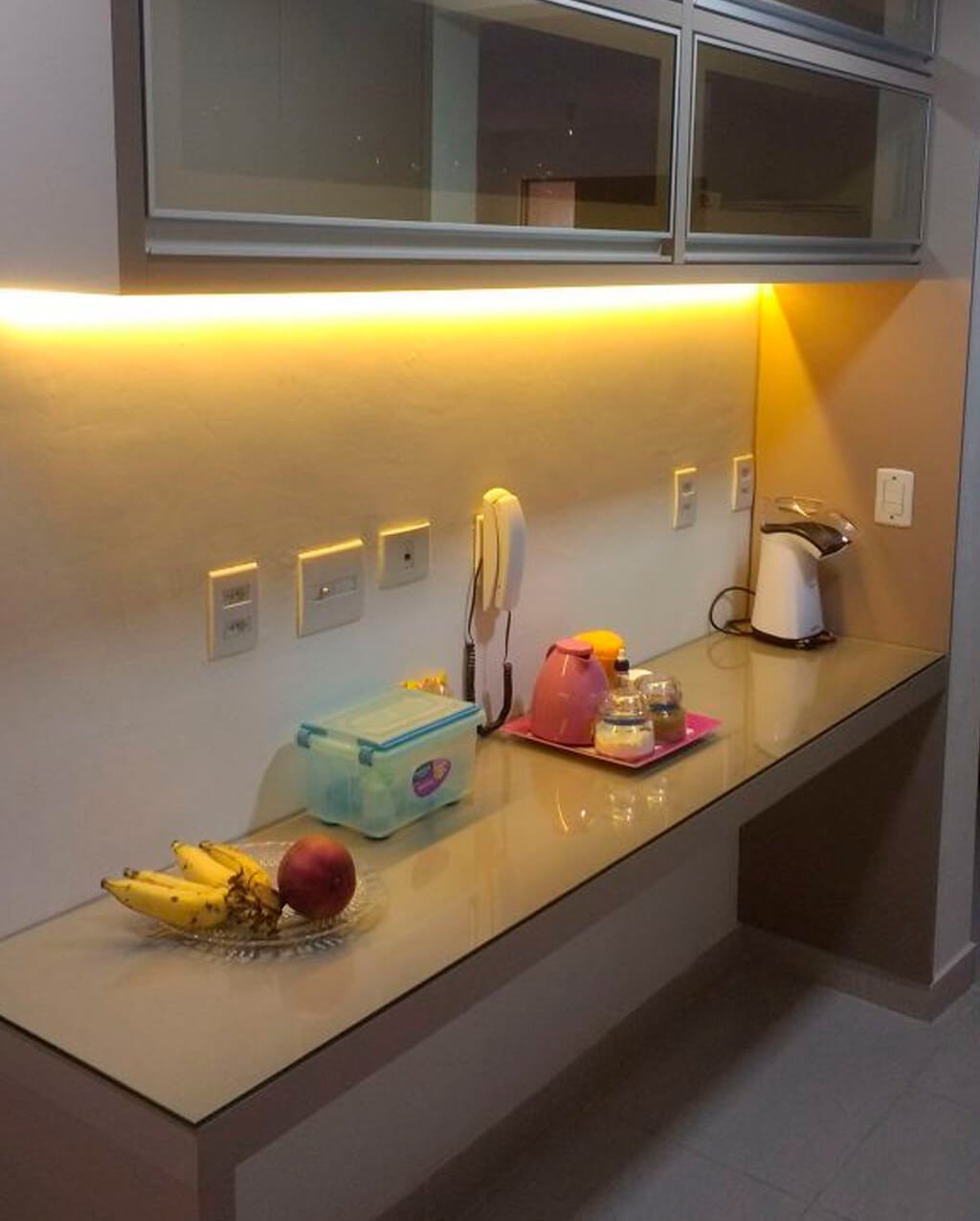 Transforme Seu Bar com Fitas LED Inteligentes: Controle por Voz e Música