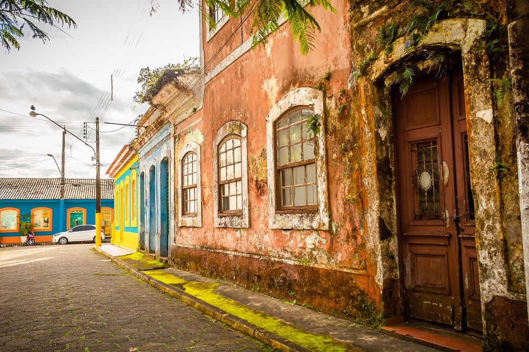 Passeios de Barco em Cananéia: Avistamento de Golfinhos e Praias Remotas