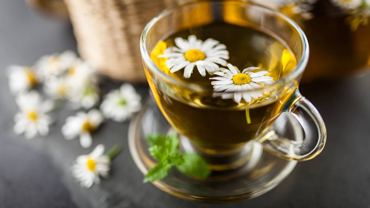 O ritual do Cha de Camomila crie um momento de paz no seu dia