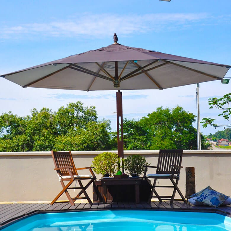 Ombrelones de alumínio vs. aço inox: Qual o mais durável?