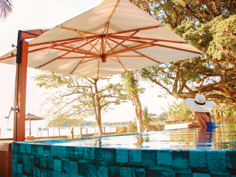 Como escolher o melhor ombrelone lateral para sua piscina