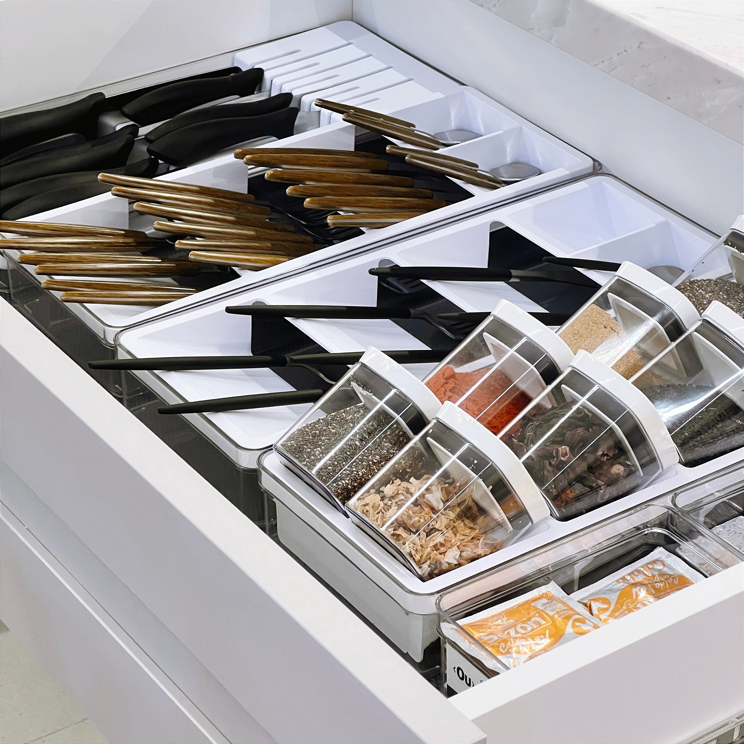 5 Dicas Essenciais para Otimizar o Espaço das Gavetas da Sua Cozinha