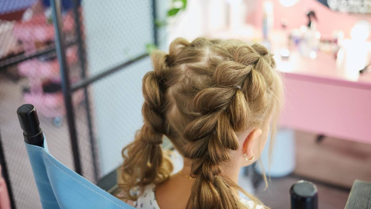 penteado de trança embutida para escola passo a passo