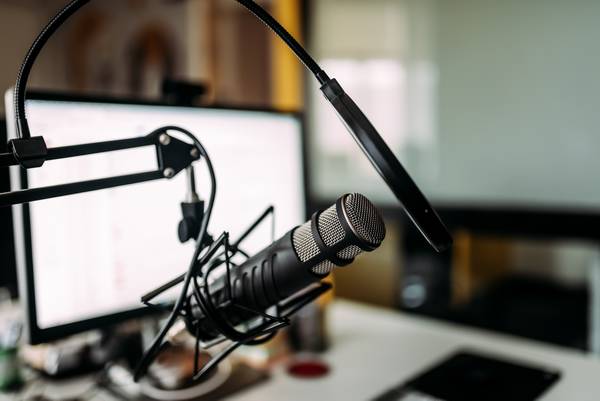 Como a IA está revolucionando a produção de podcasts corporativos