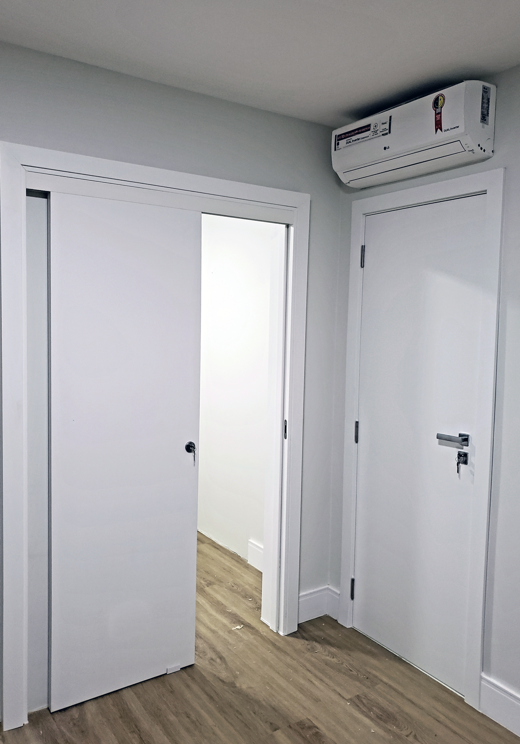 Guia completo de instalação de portas de correr: DIY ou profissional?