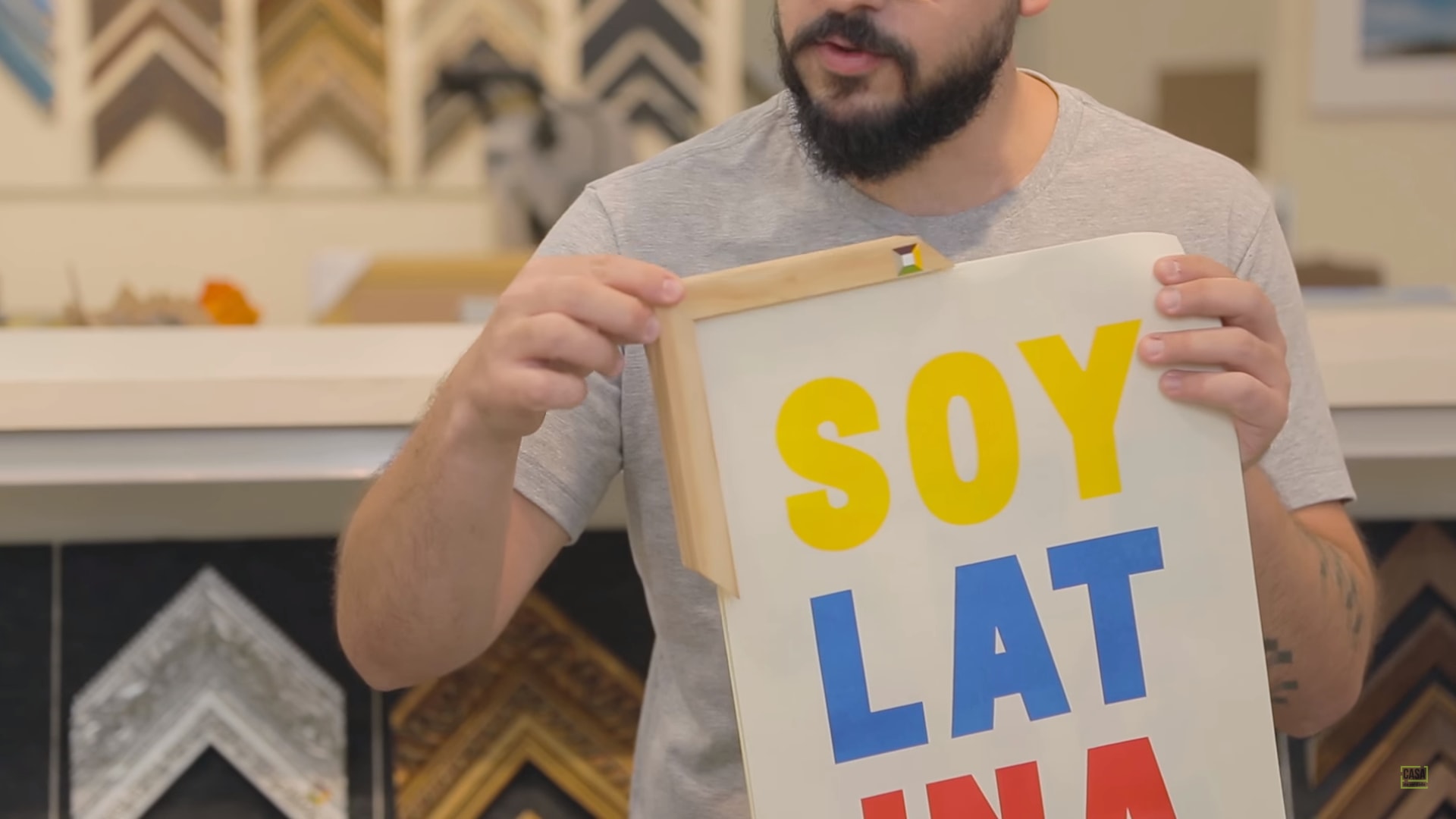 ideias de pôsteres com moldura para sala de estar