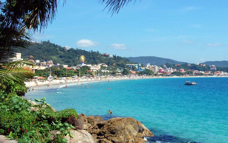 Praias com Bandeira Azul em Bombinhas: Qual Escolher para sua Viagem?