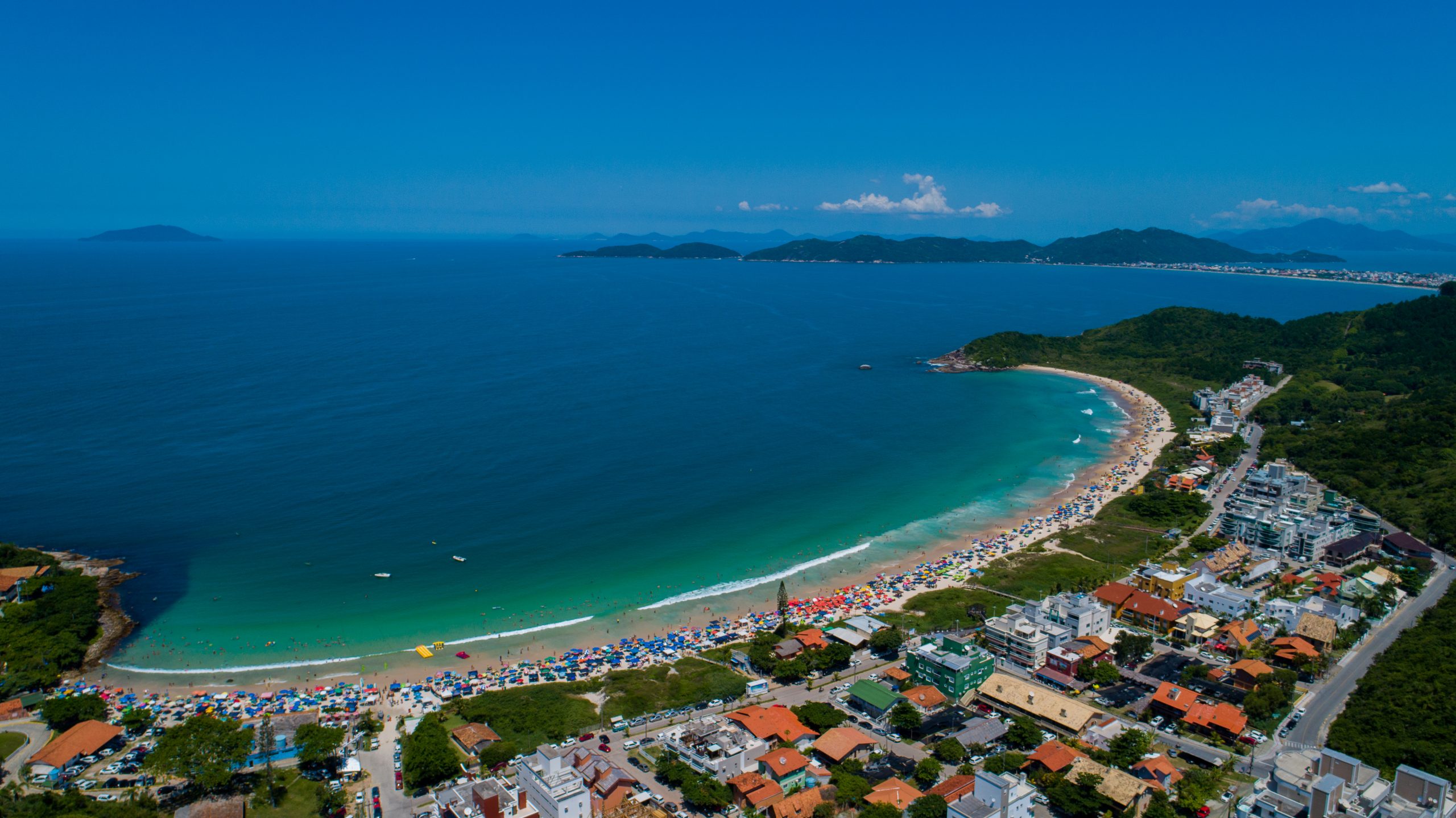 Trilhas e Refúgios Secretos: Explore a Natureza Intocada de Bombinhas