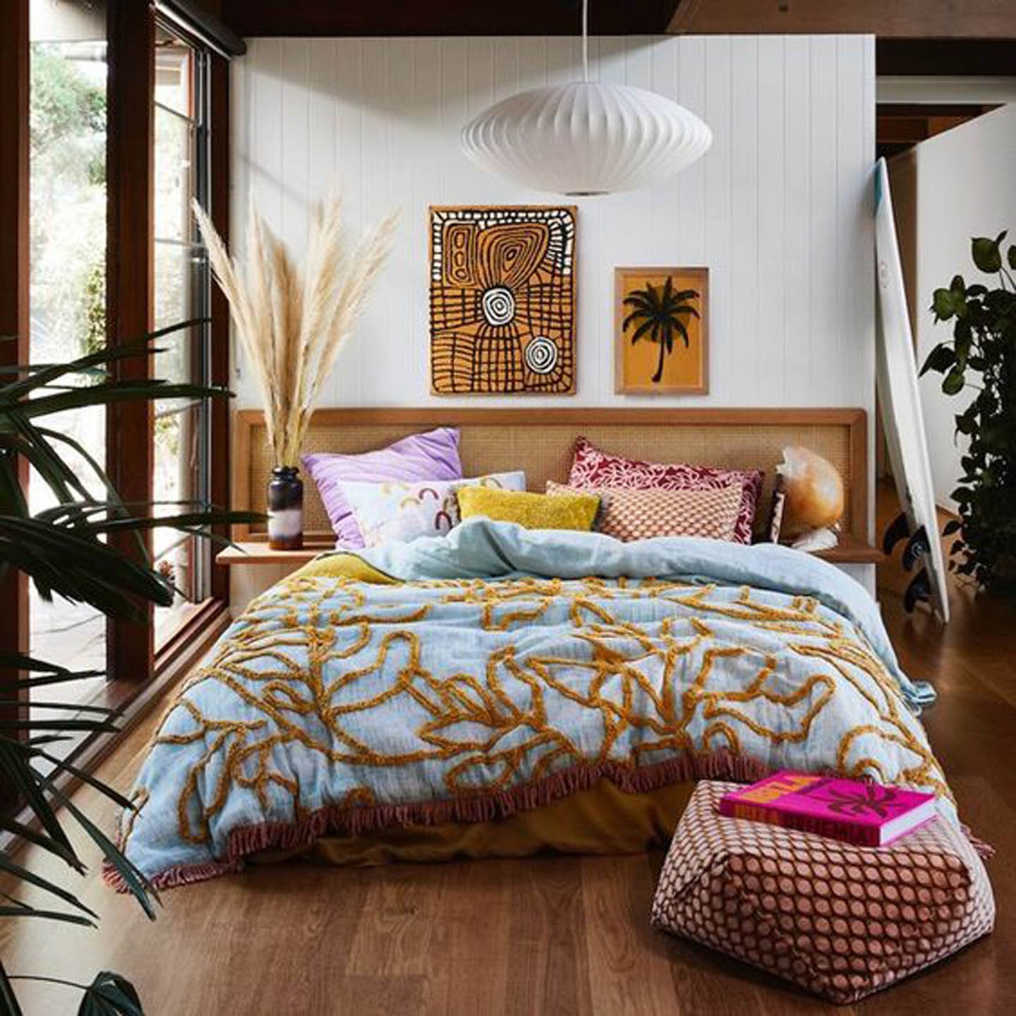 Paleta de Cores Boho Chic: Combinando Neutros e Terrosos para um Quarto Sereno