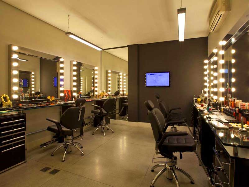 salão de beleza completo vs estúdio especializado